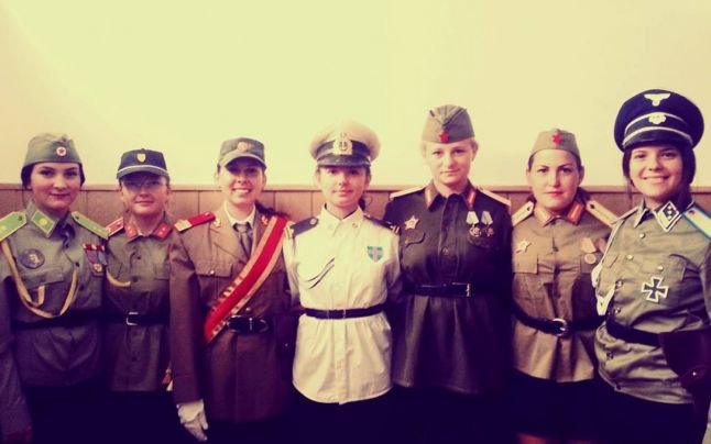 Elevi de liceu în uniforme naziste, la lecţia de istorie