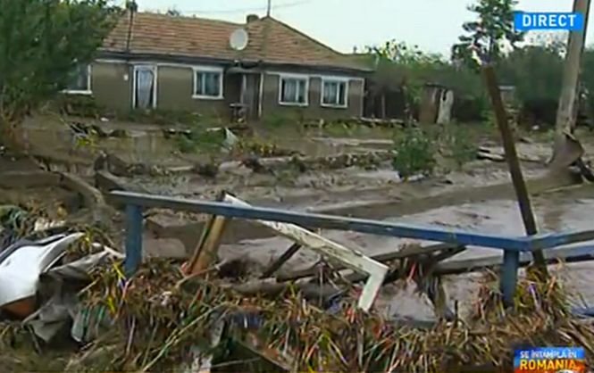 Imagini cu dezastrul provocat de viitura puternică din Constanţa. Oamenii sunt disperaţi