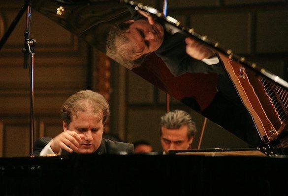 Pianistul Josu de Solaun, laureat al Concursului Enescu 2014, susține un recital extraordinar la Ateneul Român