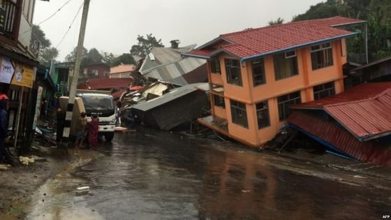 Sat distrus de ploi torenţiale şi alunecări masive de teren. 17 persoane au murit, sute au fost evacuate