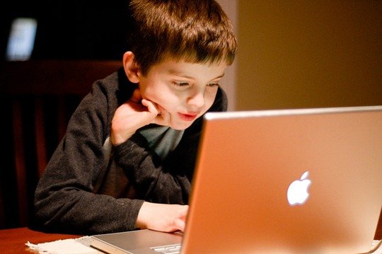 Copiii din România petrec mult timp în faţa calculatorului. Doar Bulgaria ne depăşeşte în acest top