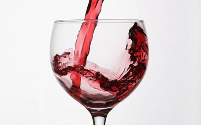 S-a demonstrat ştiinţific: Un pahar cu vin pe zi ţine doctorul la distanţă!