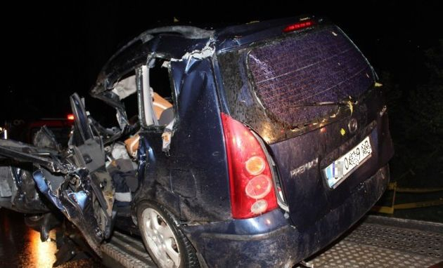 Accident cumplit în Argeş. Un tânăr a murit, după ce a intrat cu maşina într-un TIR. Poliţiştii nu exclud varianta sinuciderii 