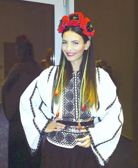 O mai ştiţi pe reporteriţa "TREI în...", făcută celebră de Adi Despot? Uite cum arată şi ce face acum 335640