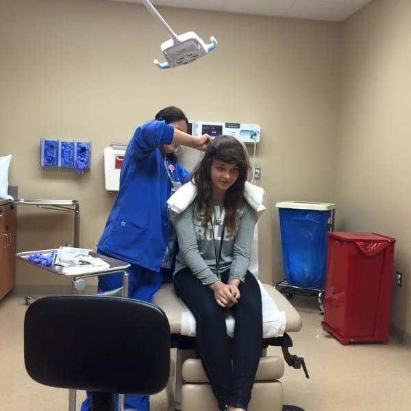 I-au turnat lipici pe cap la şcoală şi a ajuns de urgenţă la spital. Ce a făcut fata după ce medicii i-au ras părul este impresionant  335573