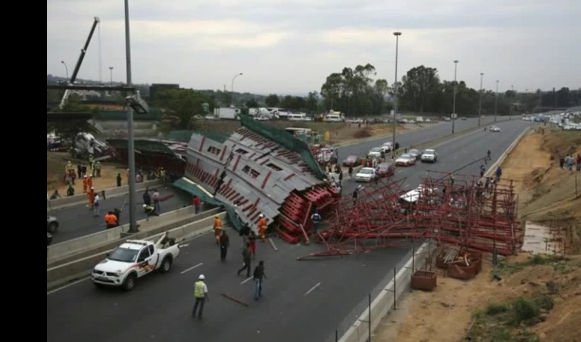 Accident groaznic! Două persoane au murit şi 21 au fost rănite, după ce un pod s-a prăbuşit - VIDEO