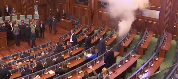Noi violenţe în Parlamentul de la Priştina. Opoziţia a împrăştiat gaze lacrimogene 