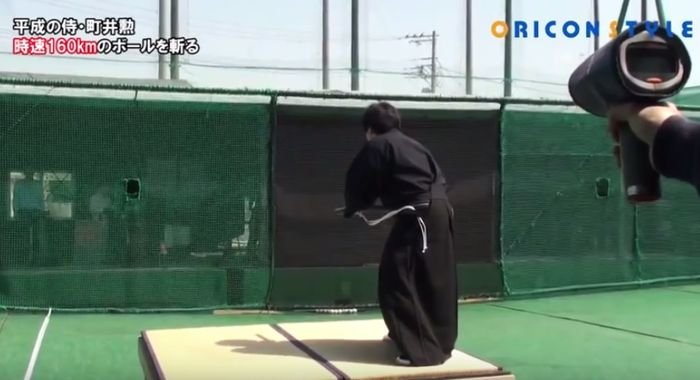 Un samurai taie în două o minge de baseball ce vine spre el cu 160 de km/h