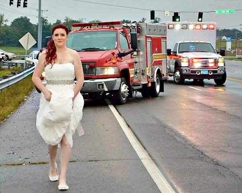 O femeie a plecat de la propria nuntă pentru a-şi îngriji părinţii implicaţi într-un accident rutier