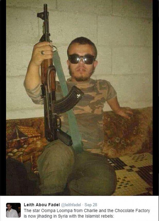 Jihadistul de care râde tot Internetul. Pozează cu un Kalashnikov pe care abia îl întrece în înălţime 336450