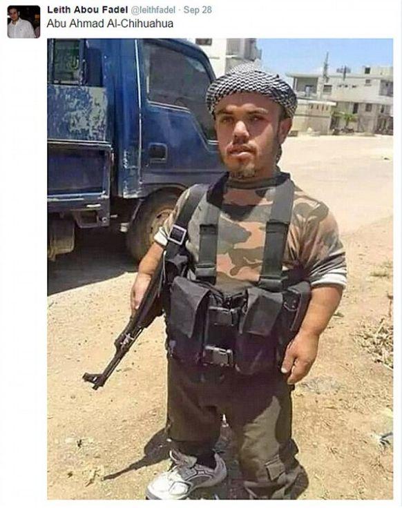 Jihadistul de care râde tot Internetul. Pozează cu un Kalashnikov pe care abia îl întrece în înălţime 336451