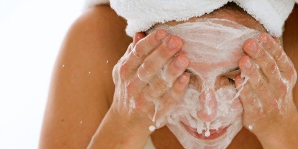 De necrezut: ce se întâmplă dacă te speli pe faţă cu lapte