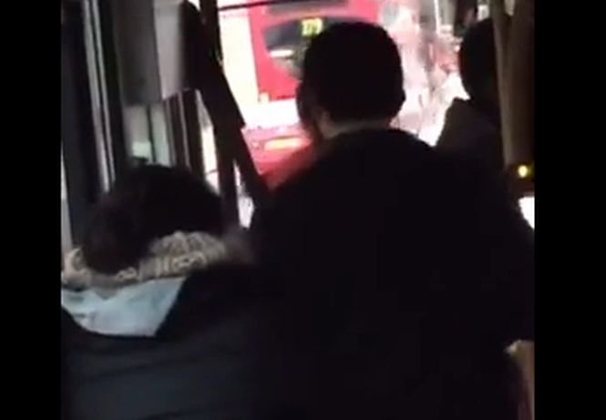 Atac islamofob. Fără motiv, un turc cu dizabilităţi este agresat în autobuz. I-a luat cadrul şi l-a aruncat în stradă