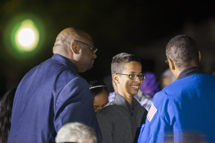 Ahmed Mohamed l-a întâlnit pe Barack Obama la Noaptea Astronomiei de la Casa Albă FOTO 336773