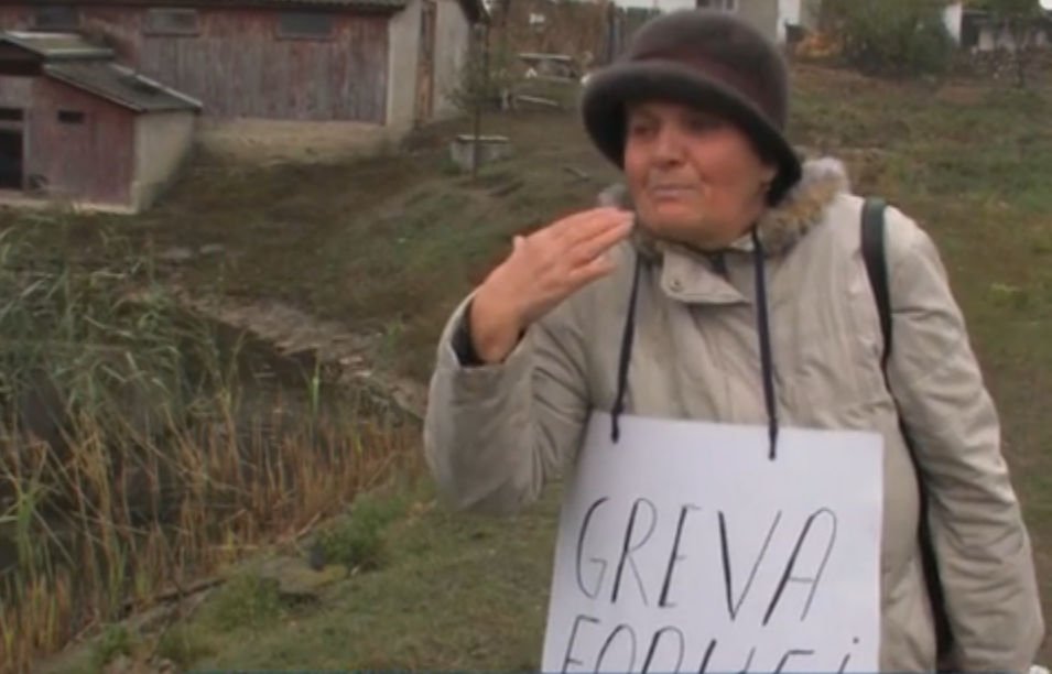 Caz şocant în Botoşani. O bătrână face greva foamei pentru că e captivă în propria casă