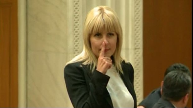Elena Udrea îşi explică gestul din Parlament. De ce a dus degetul la nas