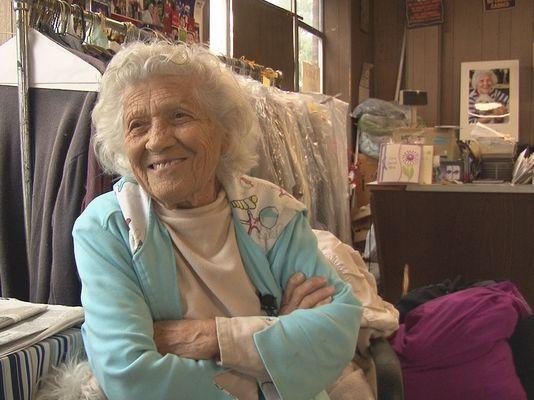 Are 100 de ani şi munceşte 11 ore pe zi, şase zile pe săptămână! Cum arată femeia care a uimit o lume întreagă 336931