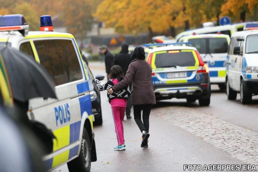 Atacatorul cu sabia din Suedia a pozat alături de elevi, după care le-a ucis profesorul