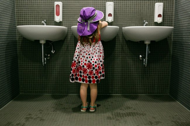 Cum a reuşit o fetiţă de 3 ani să îşi umilească tatăl, în toaleta unui restaurant
