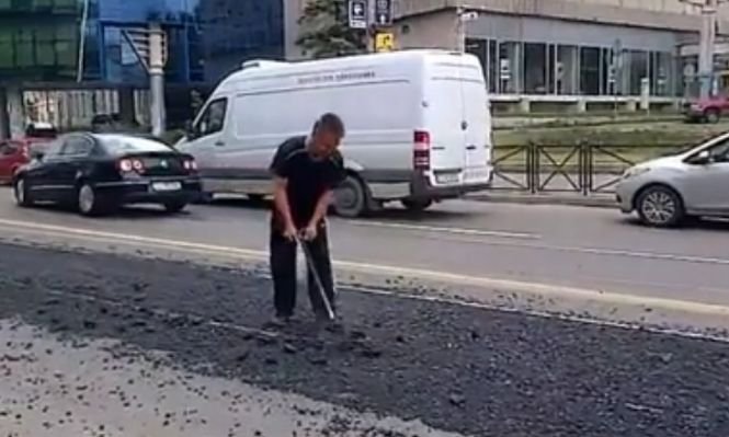 Imagini incredibile filmate în Cluj. Muncitorii au turnat asfalt peste şinele unui tramvai