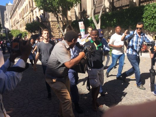 Imagini incredibile în Africa de Sud, la un protest desfăşurat de mii de studenţi
