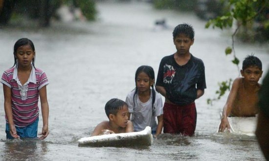 Taifun devastator în Filipine: 54 de morţi, zeci de mii de evacuaţi şi sate întregi sub ape 