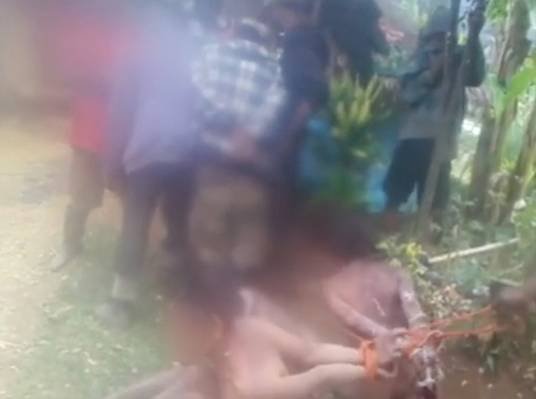 Imagini şocante. Patru femei au fost dezbrăcate şi torturate în public