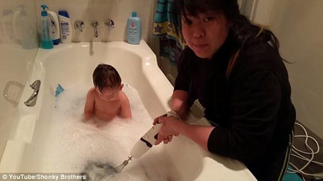 Gestul făcut de această mamă a stârnit revoltă pe internet. Ce a făcut în timp ce bebelușul ei era într-o cadă plină cu apă 337387