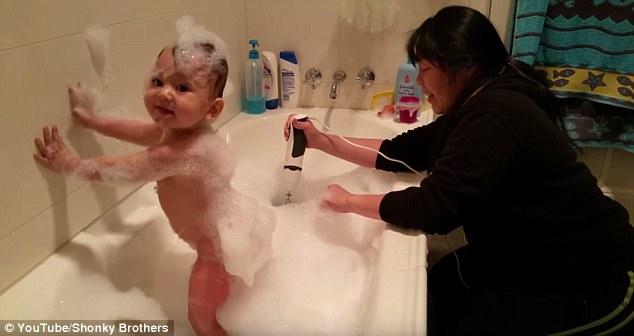 Gestul făcut de această mamă a stârnit revoltă pe internet. Ce a făcut în timp ce bebelușul ei era într-o cadă plină cu apă 337388