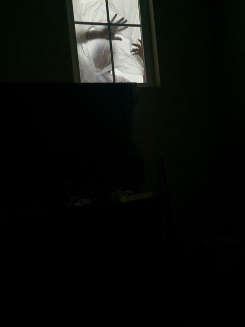 S-a trezit și s-a uitat spre fereastră. Detaliul terifiant pe care l-a văzut bărbatul 337509