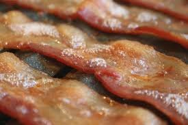 Cârnații, baconul și burgerii ar produce cancer