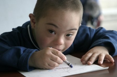 Decizie fără precedent. O educatoare din România, obligată să plătească daune de 100.000 de euro unui copil cu sindromul Down
