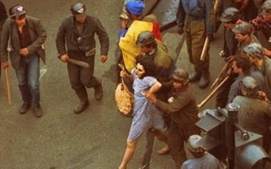 Cine e femeia în rochie albastră, luată pe sus de mineri în iunie '90