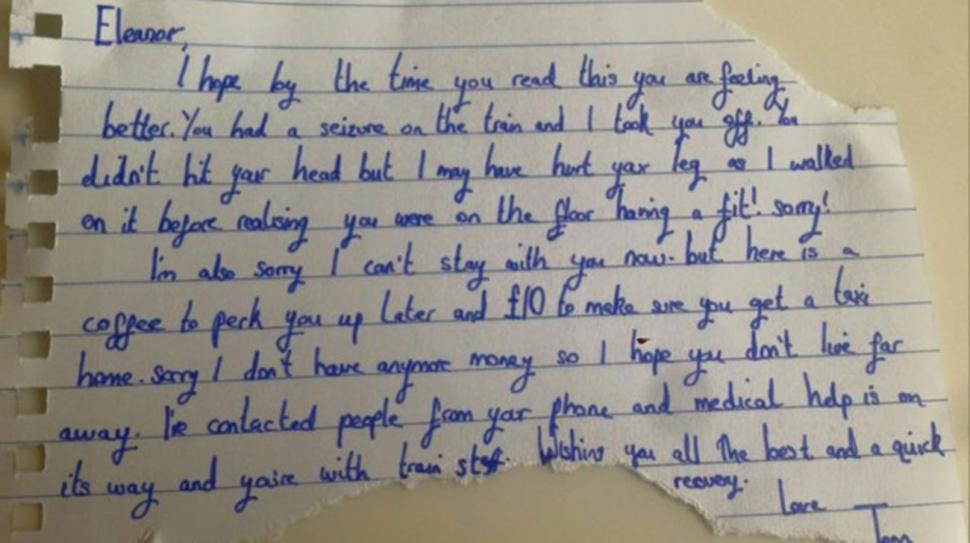 A leșinat în tren, în drum spre casă. Când s-a trezit a găsit lângă ea un bilet și 10 lire sterline 338255