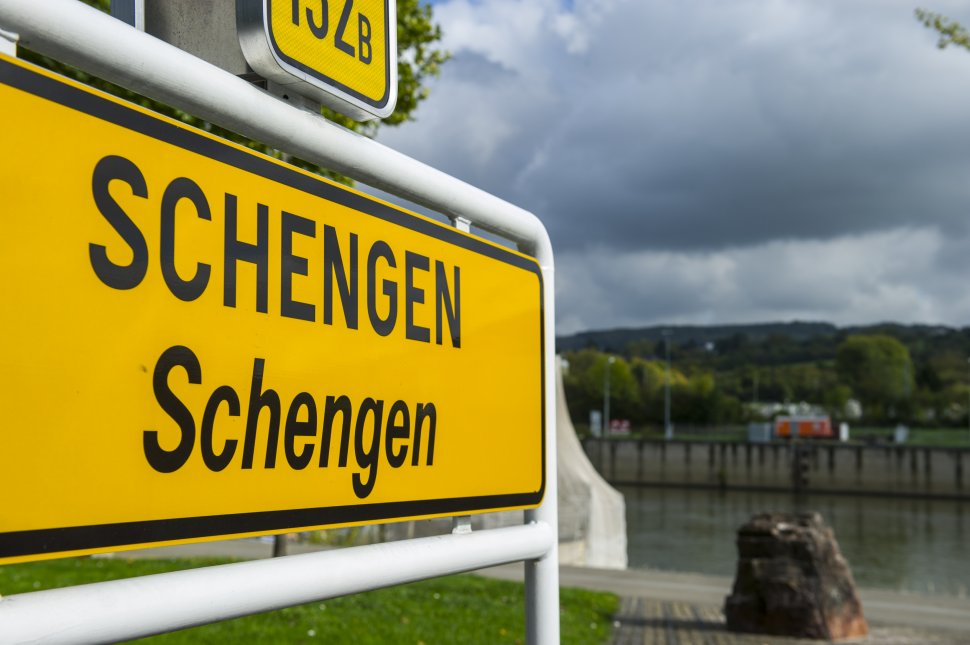 Donald Tusk avertizează: Criza imigraţiei poate distruge Spaţiul Schengen!
