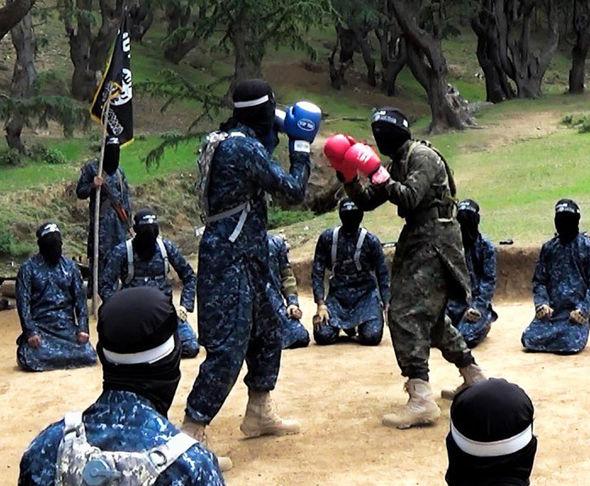 Imagini secrete din timpul antrenamentelor jihadiştilor ISIS. Cum sunt instruiţi viitorii terorişti 338289