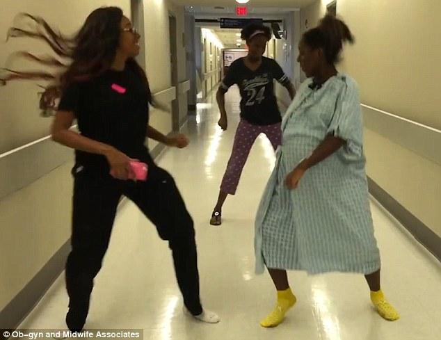 Era în travaliu, însă moașa a prins-o dansând pe holurile spitalului. Clipul a fost văzut de sute de mii de oameni 338360