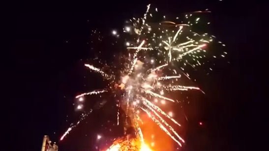 Spectacol pirotehnic declanşat de un incendiu - VIDEO
