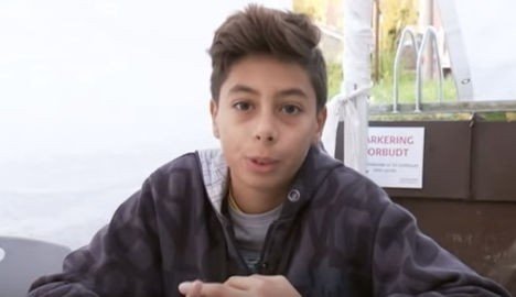 Un sirian de 14 ani vorbeşte limba ţării în care s-a refugiat după doar 20 de zile