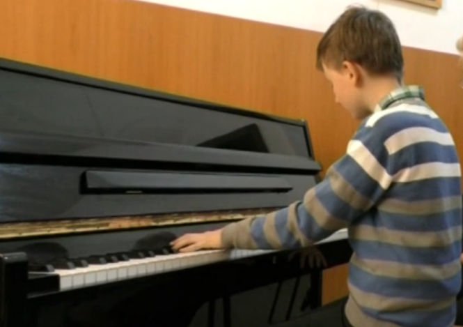 Povestea micului pianist care a cucerit lumea. După fiecare concurs, Fabiani vine la mormântul mamei 