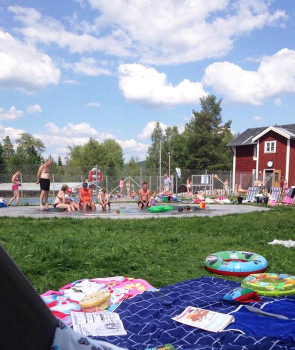 Autorităţile au ajuns la disperare! Refugiaţii din această ţară au refuzat vile cu piscină şi saună 338769