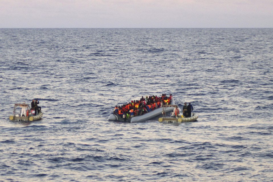 Sute de migranţi salvaţi din apele teritoriale ale Greciei