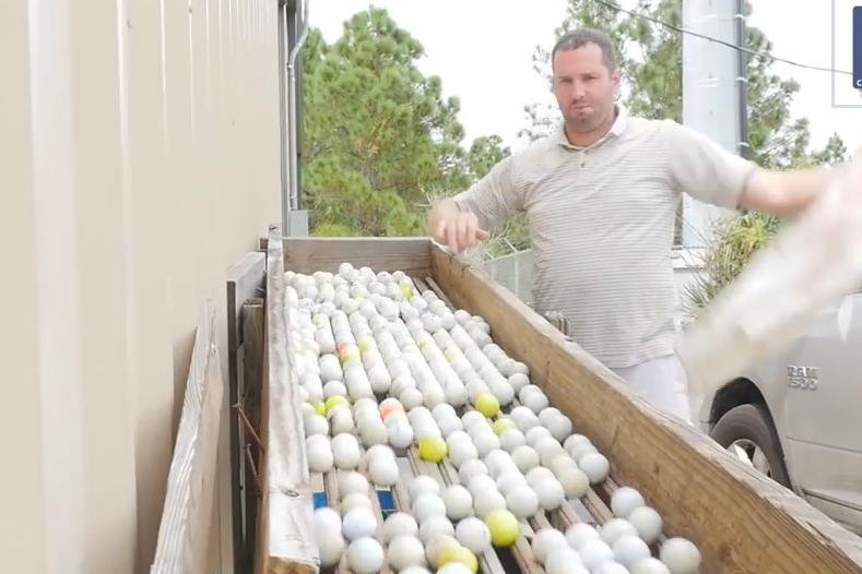Un american a ajuns milionar strângând mingi de golf din apă