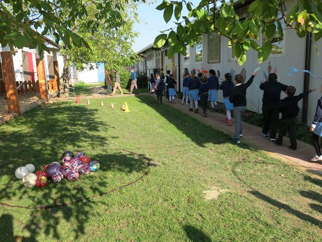 Copiii de la Școala Primară “Domino Servite” din Voiteg, județul Timiș,  beneficiază de spațiu de joacă modern 338935