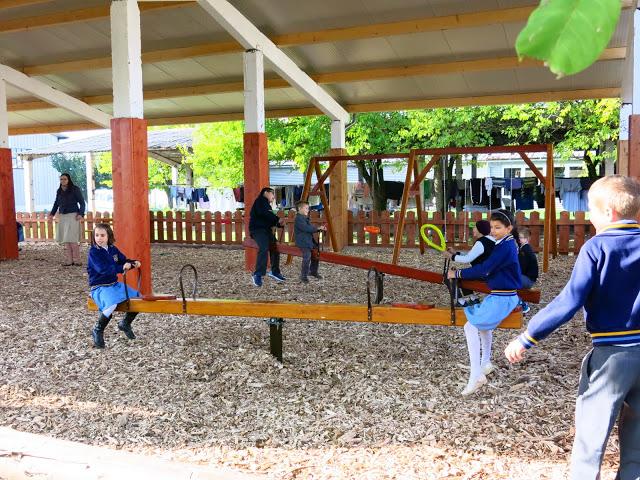 Copiii de la Școala Primară “Domino Servite” din Voiteg, județul Timiș,  beneficiază de spațiu de joacă modern 338937