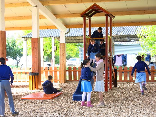 Copiii de la Școala Primară “Domino Servite” din Voiteg, județul Timiș,  beneficiază de spațiu de joacă modern 338938