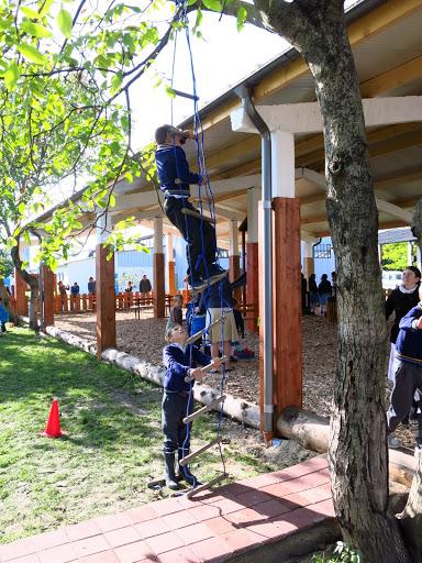 Copiii de la Școala Primară “Domino Servite” din Voiteg, județul Timiș,  beneficiază de spațiu de joacă modern 338939