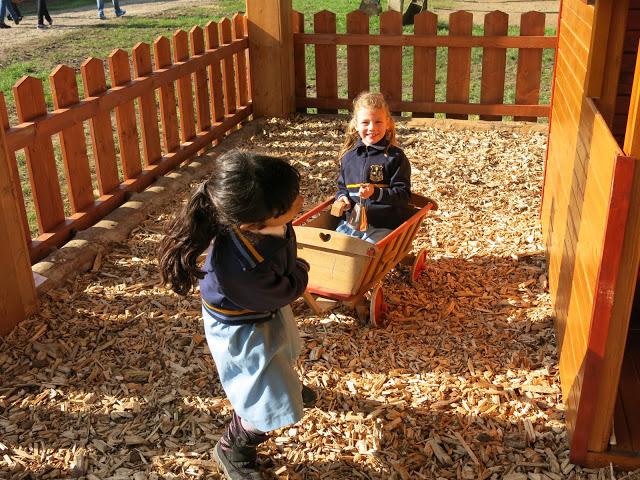 Copiii de la Școala Primară “Domino Servite” din Voiteg, județul Timiș,  beneficiază de spațiu de joacă modern 338941