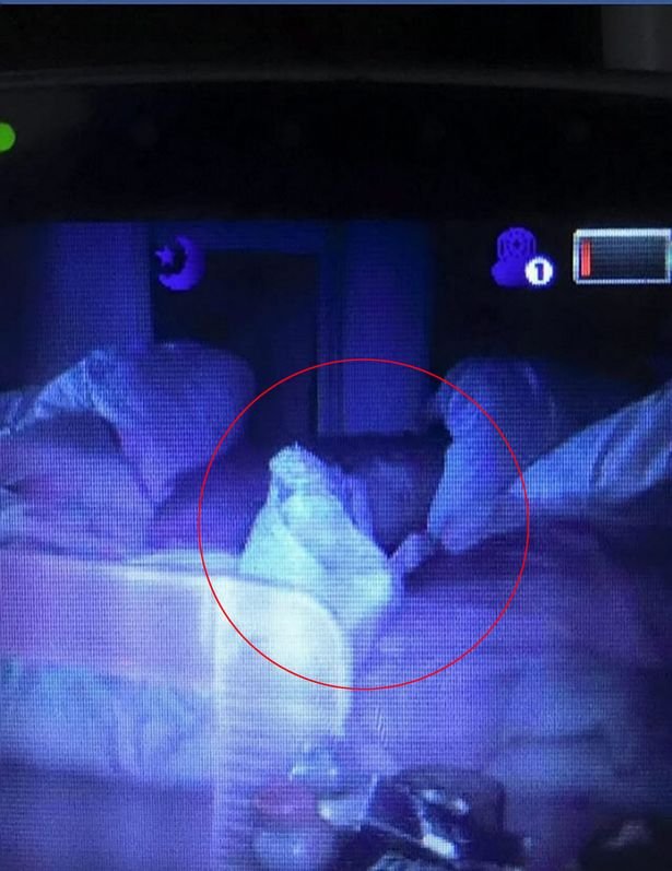 Detaliul îngrozitor din această fotografie făcută lângă patul unui copil. Părinții, terifiați: ”Am tot auzit pași prin casă, dar am zis că sunt vecinii”