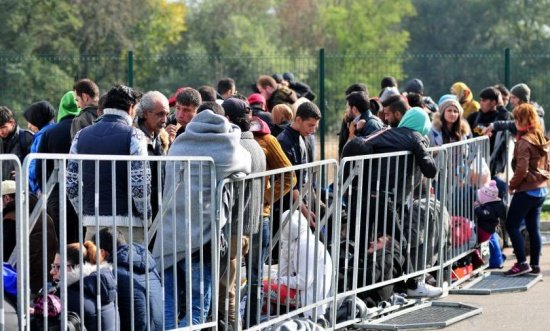 Sute de imigranţi au pătruns cu forţa din Slovenia în Austria. Autorităţile sunt depăşite de situaţie